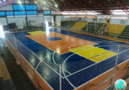 Quadra de clube com revestimento