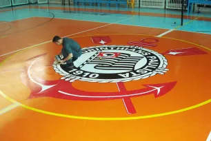 Aplicação de poliuretano em quadra do Corinthians