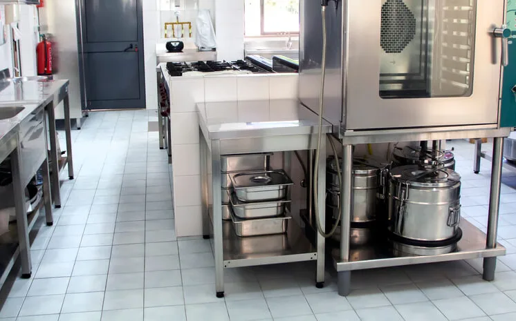 um dos tipos de piso para cozinha industrial