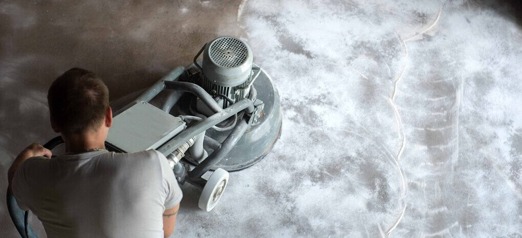 homem fazendo polimento de pisos com equipamento