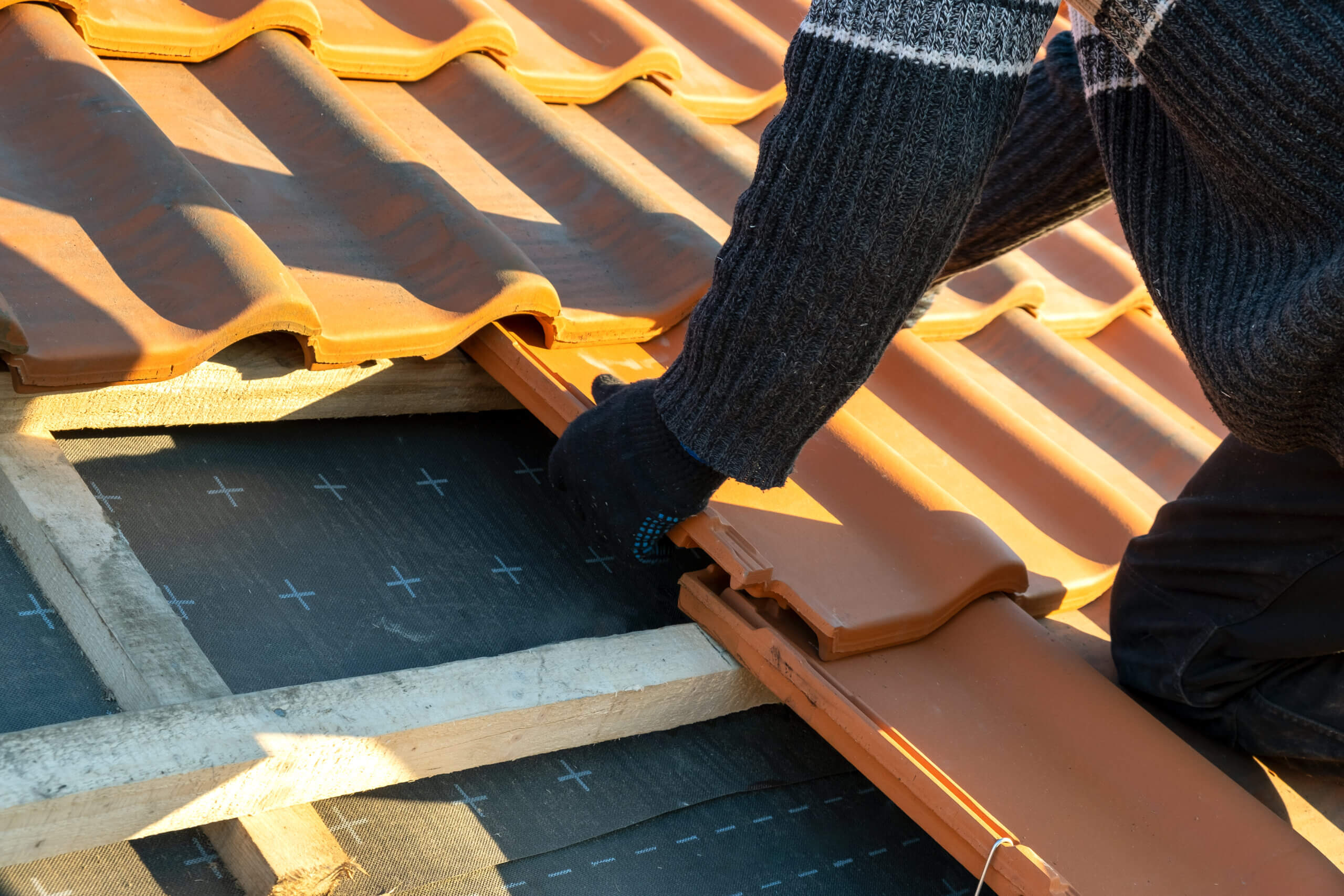Quais características são importantes ao escolher um impermeabilizante para telhado?