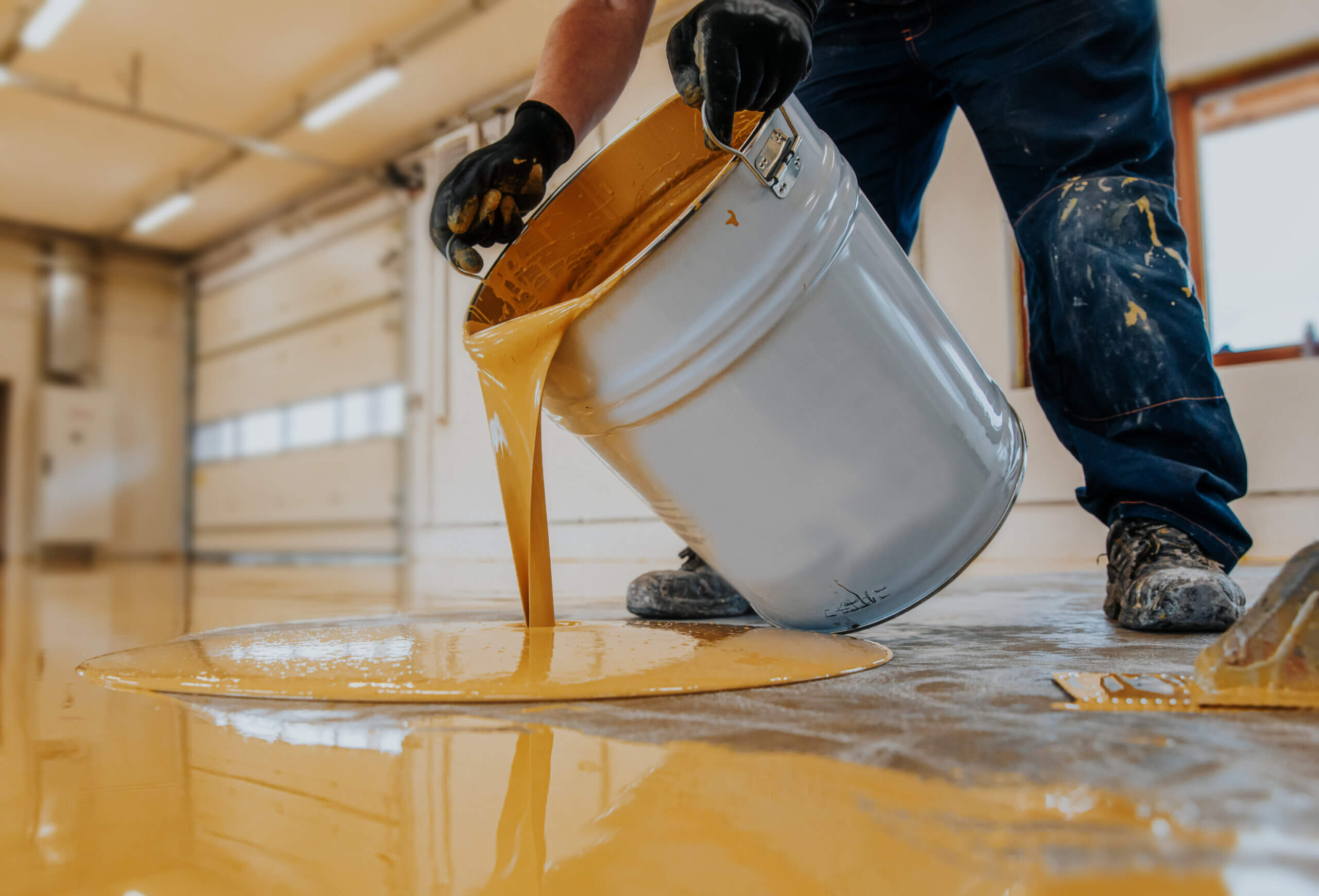 Como é o processo de aplicação da resina em um piso e quais são os cuidados necessários?