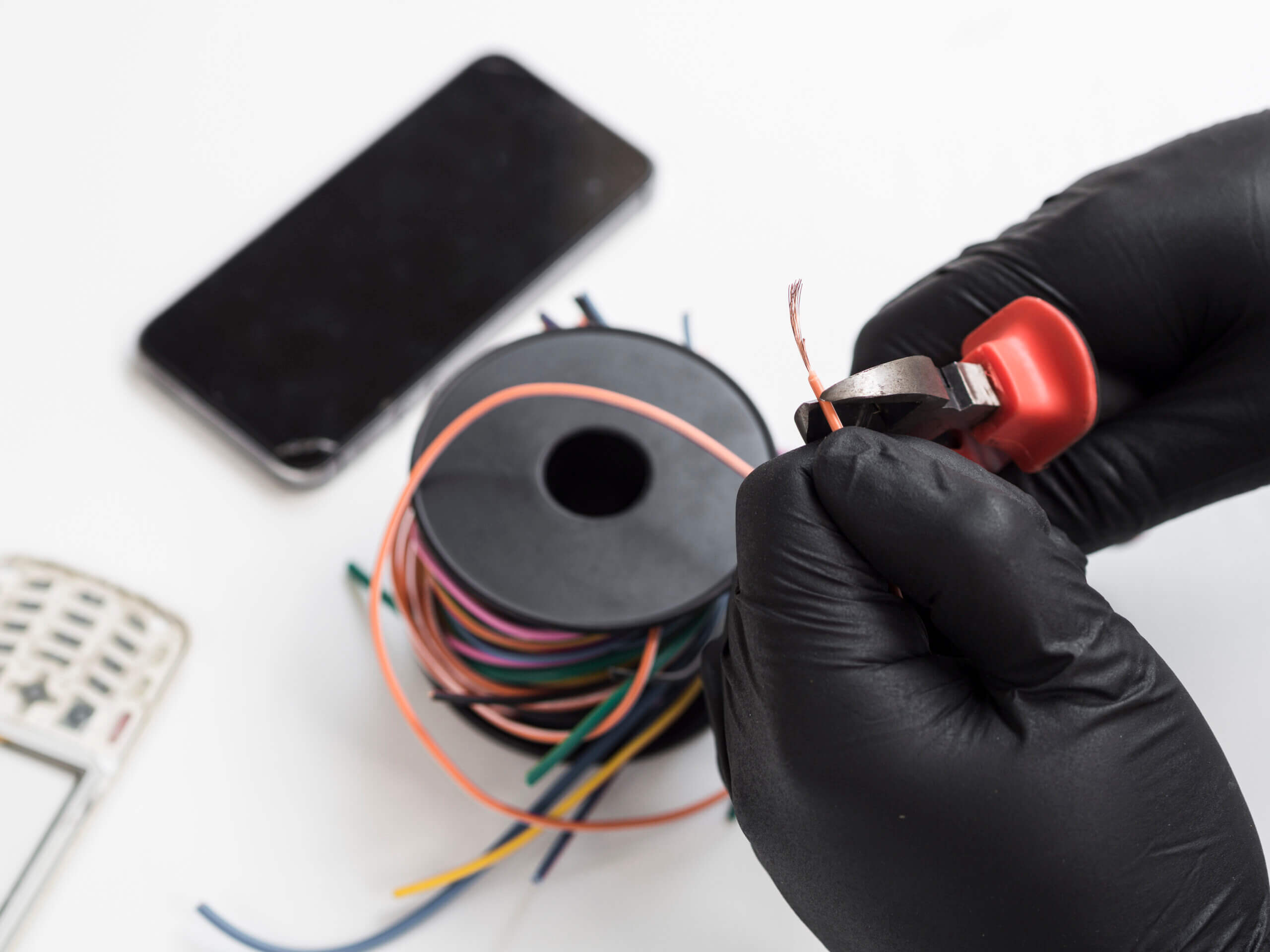 Qual é a função principal da resina isolante em aplicações elétricas?