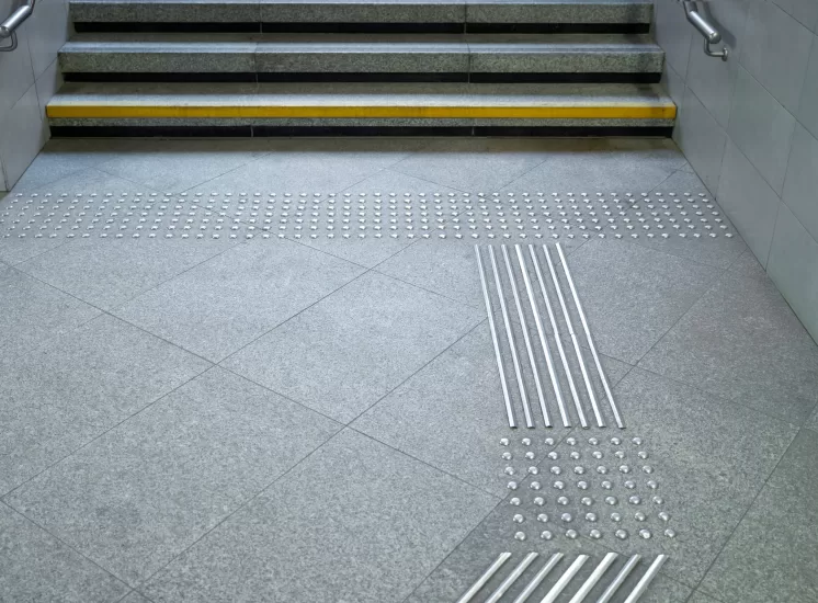 em-quais-ambientes-e-situacoes-o-piso-antiderrapan-e-e-indispensavel