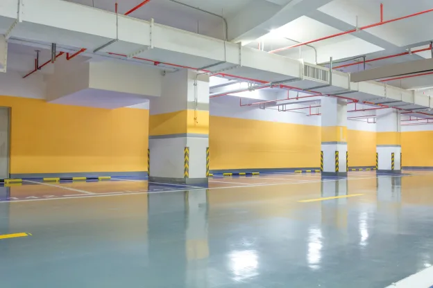 Piso industrial com revestimento epóxi em estacionamento coberto com acabamento liso e brilhante