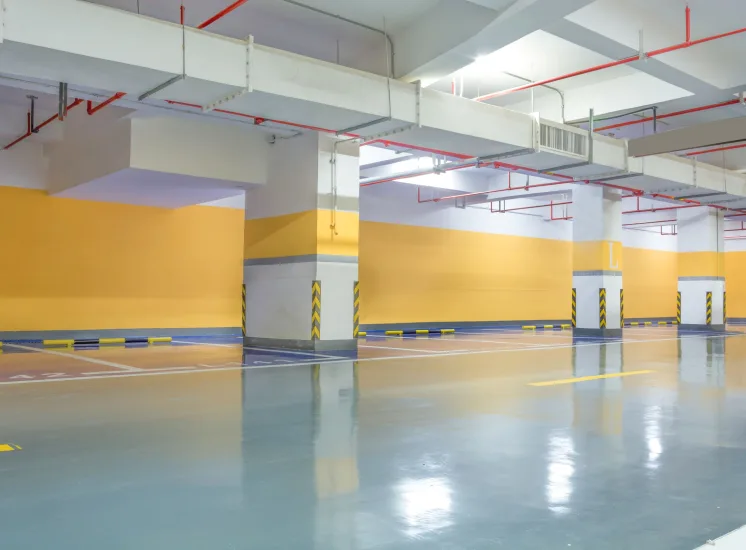 Piso industrial com revestimento epóxi em estacionamento coberto com acabamento liso e brilhante