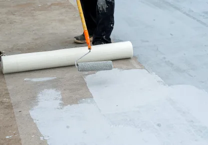 Aplicação de resina de poliuretano impermeabilização lajes com rolo em superfície de concreto