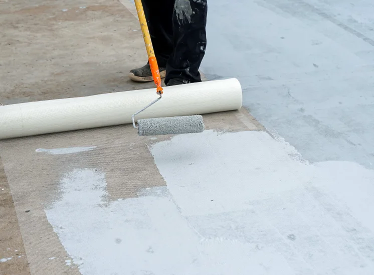Aplicação de resina de poliuretano impermeabilização lajes com rolo em superfície de concreto