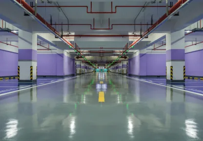 Piso industrial com revestimento de resina poliuretano em estacionamento subterrâneo