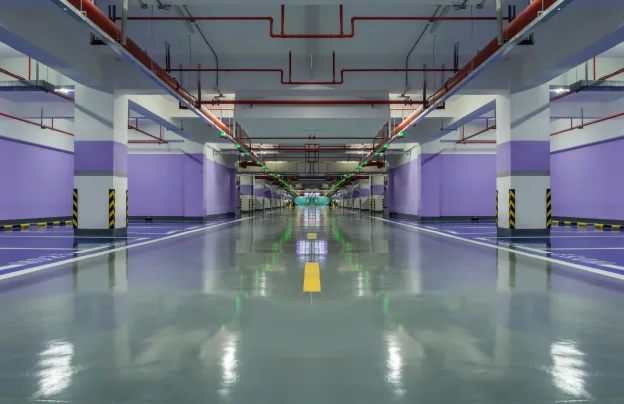 Piso industrial com revestimento de resina poliuretano em estacionamento subterrâneo