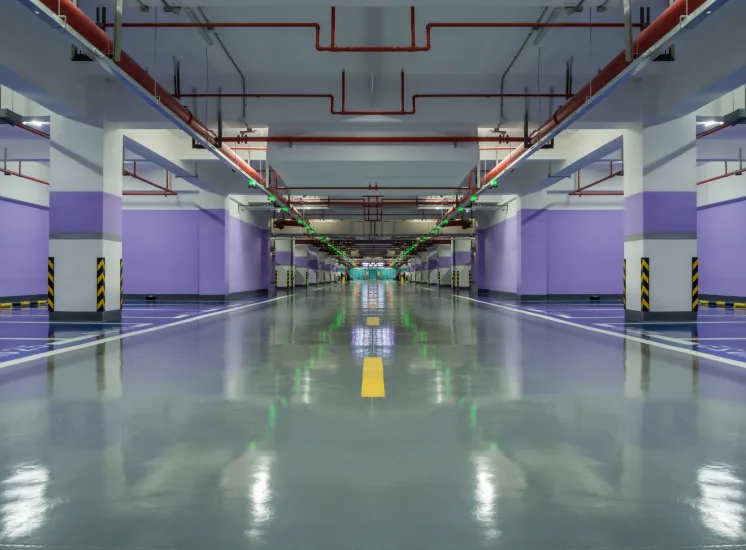Piso industrial com revestimento de resina poliuretano em estacionamento subterrâneo