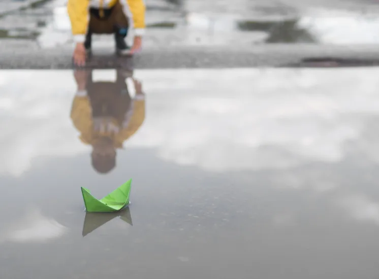 Superfície com acúmulo de água evidenciando a importância da impermeabilização com poliuretano