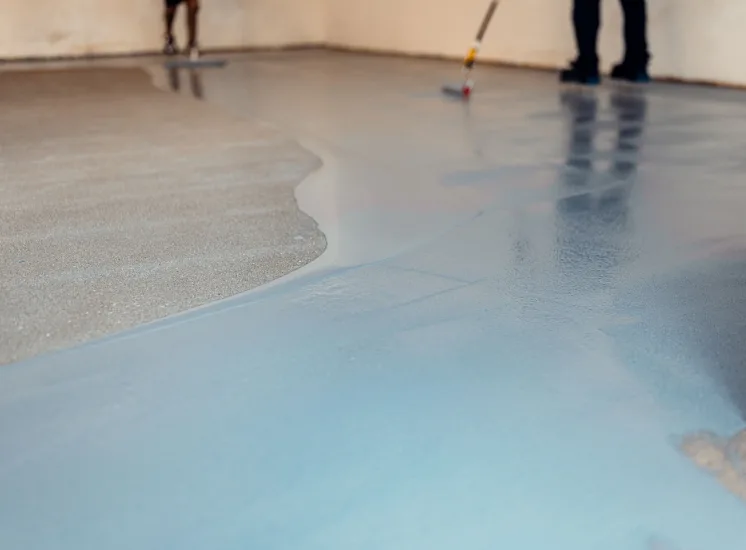 Aplicação de resina de poliuretano ou epóxi em piso industrial com acabamento uniforme