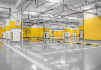 Revestimento em poliuretano para pisos industriais aplicado em estacionamento com acabamento resistente e uniforme