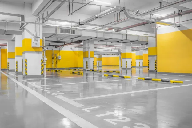Revestimento em poliuretano para pisos industriais aplicado em estacionamento com acabamento resistente e uniforme