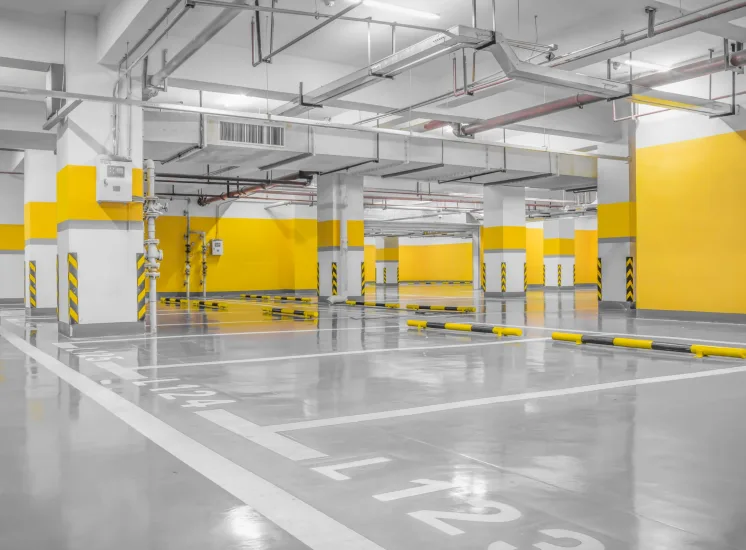 Revestimento em poliuretano para pisos industriais aplicado em estacionamento com acabamento resistente e uniforme