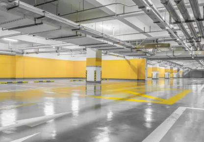 Piso epóxi poliuretano aplicado em ambiente industrial com acabamento resistente e brilhante