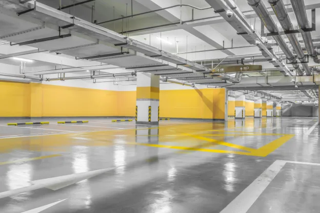 Piso epóxi poliuretano aplicado em ambiente industrial com acabamento resistente e brilhante