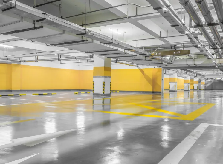 Piso epóxi poliuretano aplicado em ambiente industrial com acabamento resistente e brilhante