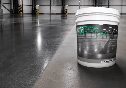 Balde de impermeabilizante para piso de concreto aplicado em ambiente industrial com piso de concreto polido, ilustrando soluções para impermeabilização e proteção contra infiltrações e abrasão.