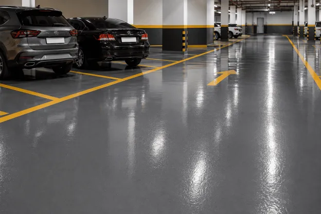 Garagem coberta com revestimento de piso de alta durabilidade, superfície lisa e brilhante resistente a manchas de óleo e de fácil limpeza.